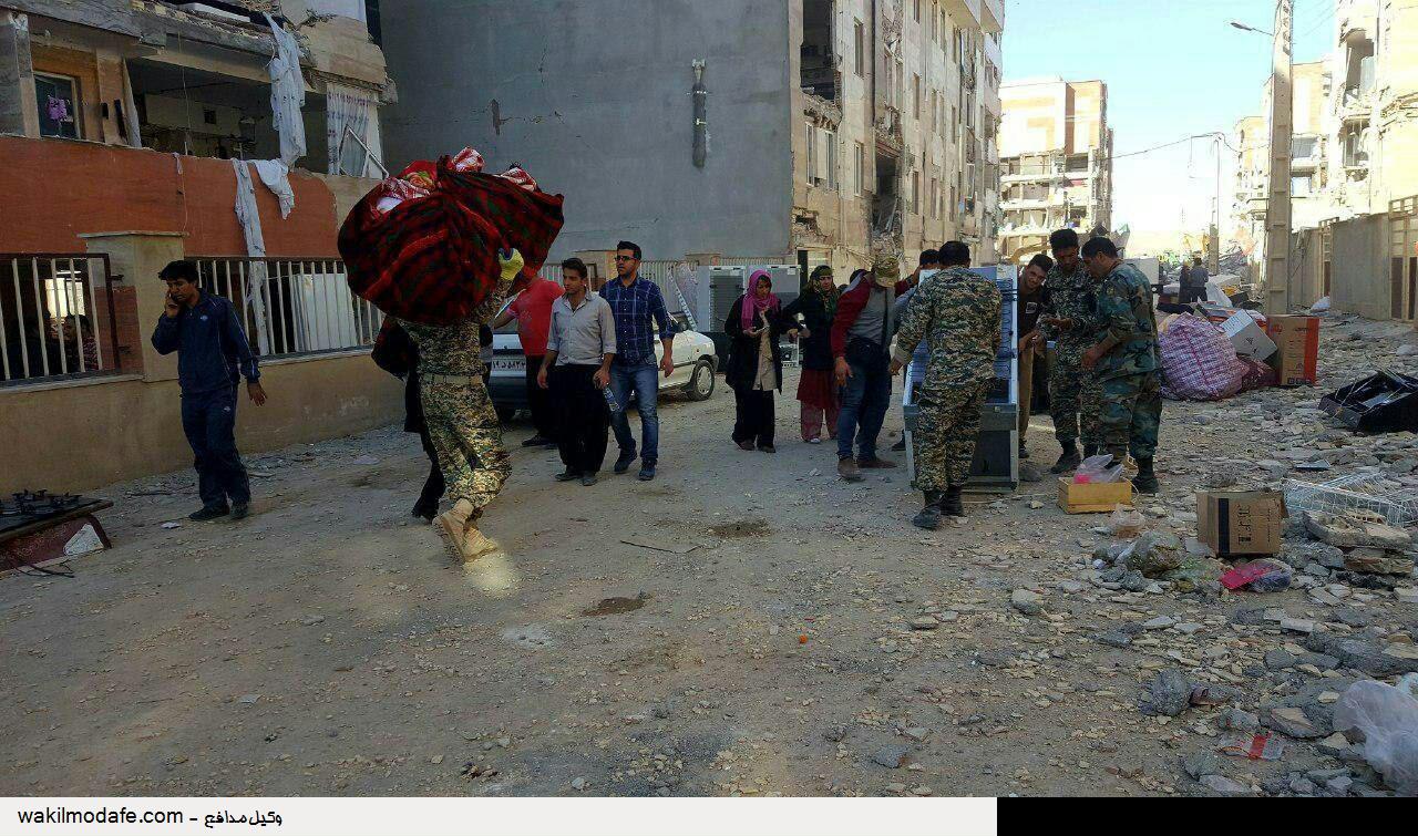 جابجا کردن وسایل مردم زلزله‌زده توسط کلاه سبزهای ارتش (عکس)
