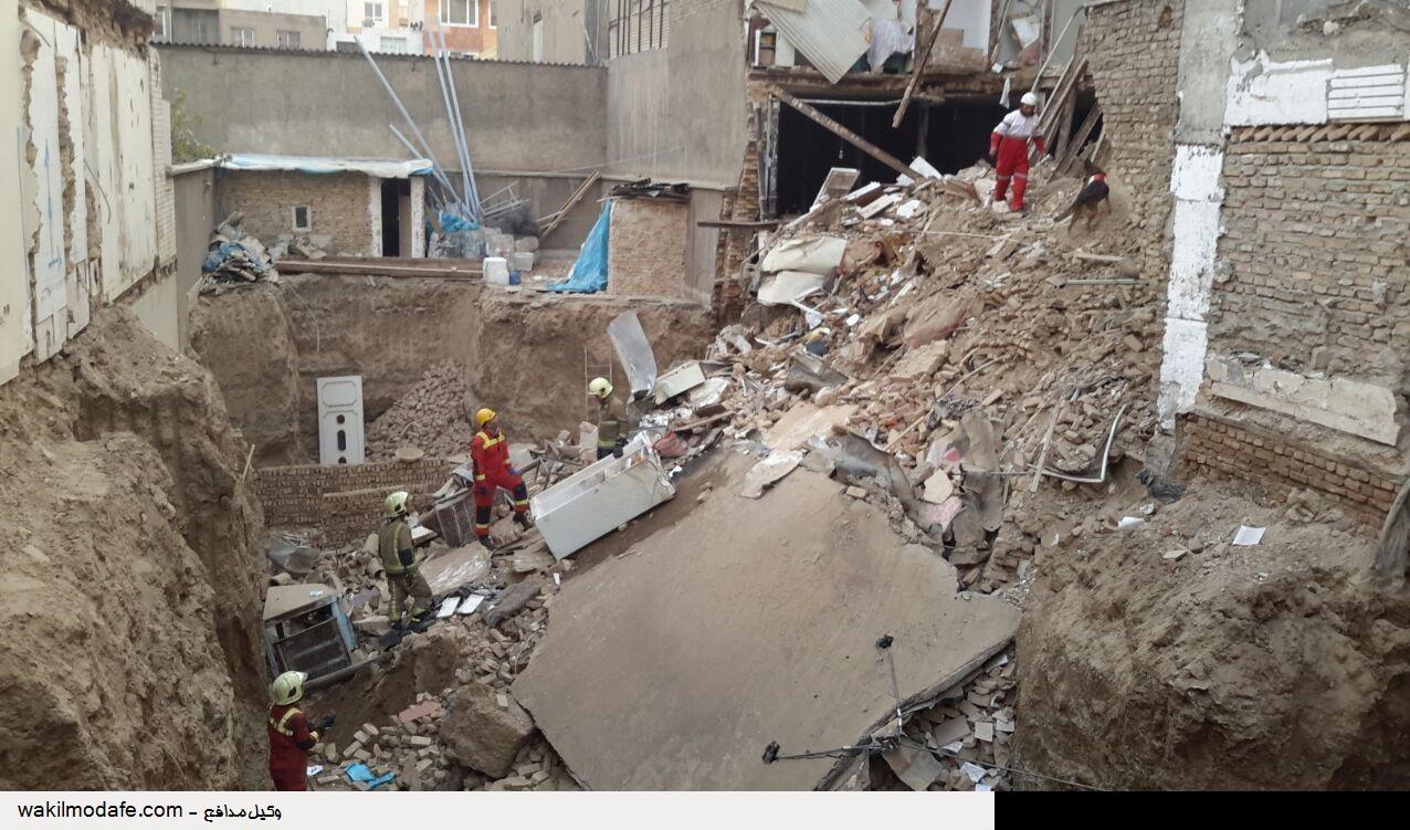 ریزش یک ساختمان 4 طبقه در تهران (+عکس)/ یک کشته و احتمال حبس افرادی زیر آوار