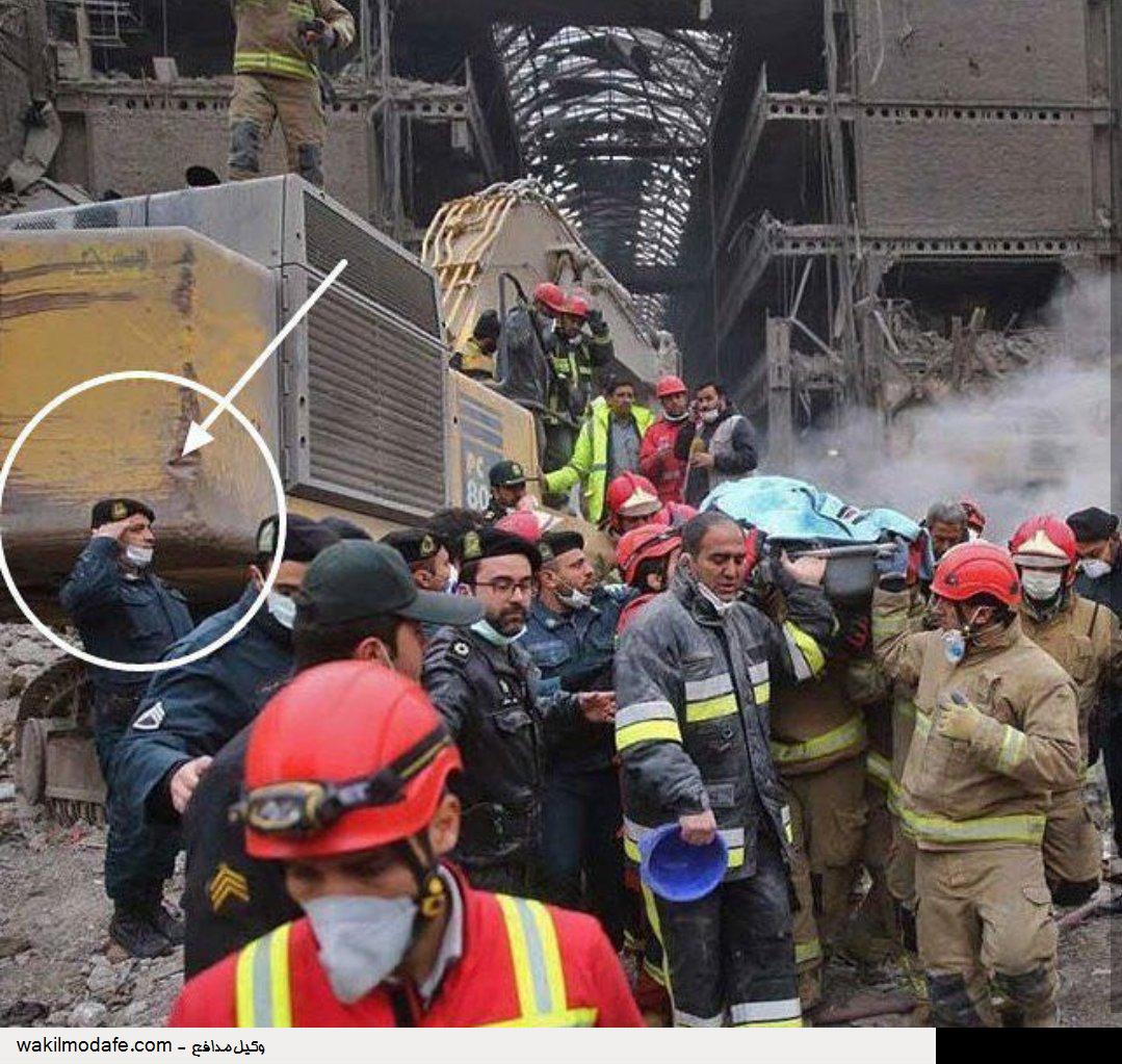 احترام نظامی پلیس به پیکر آتشنشان تازه پیدا شده (عکس)