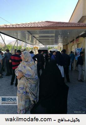  چشم انتظاری خانواده های نگران دانش آموزان در ورودی بیمارستان شهر داراب استان فارس